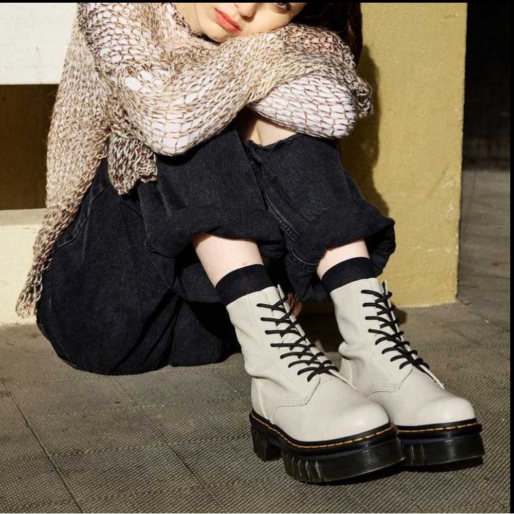 •DR. MARTENS• NWOB Audrick Gray‎ Nappa Leather 8-Eye Platform Boot Size 10L